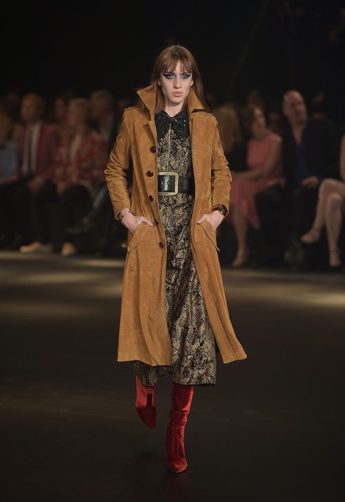 Trench ante con botas terciopelo y vestido animal print de Saint Laurent otoño/invierno 2016/2017