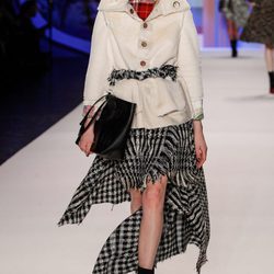 Abrigo de pelo con falda palestina de Desigual en la FW de Nueva York para otoño/invierno 2016/2017