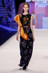Vestido estampado floral de inspiración hindú de Desigual en la FW de Nueva York para otoño/invierno 2016/2017