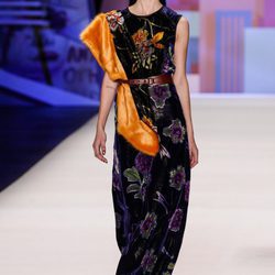 Vestido estampado floral de inspiración hindú de Desigual en la FW de Nueva York para otoño/invierno 2016/2017