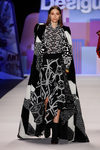Vestido asimétrico con capa de Desigual en la FW de Nueva York para otoño/invierno 2016/2017