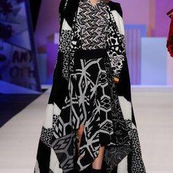 Vestido asimétrico con capa de Desigual en la FW de Nueva York para otoño/invierno 2016/2017
