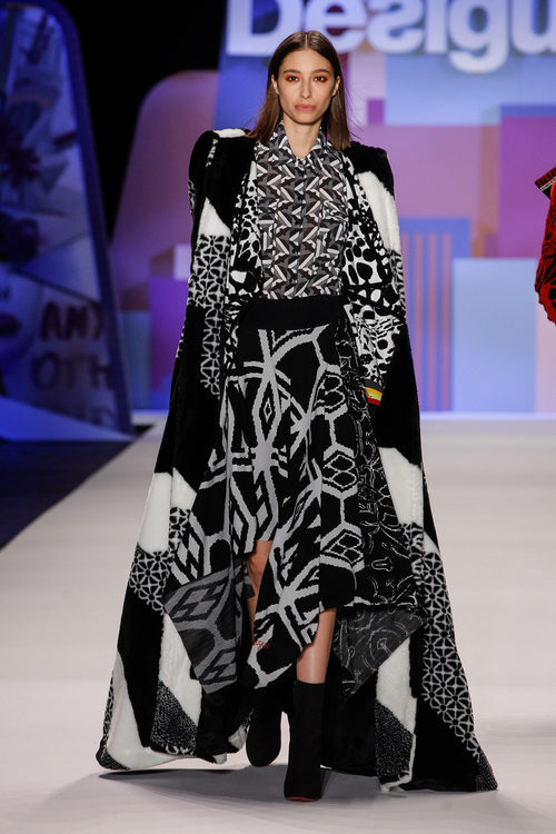 Vestido asimétrico con capa de Desigual en la FW de Nueva York para otoño/invierno 2016/2017