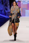 Abrigo corto con bordados y fular maxi de Desigual en la FW de Nueva York para otoño/invierno 2016/2017