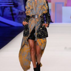 Abrigo corto con bordados y fular maxi de Desigual en la FW de Nueva York para otoño/invierno 2016/2017
