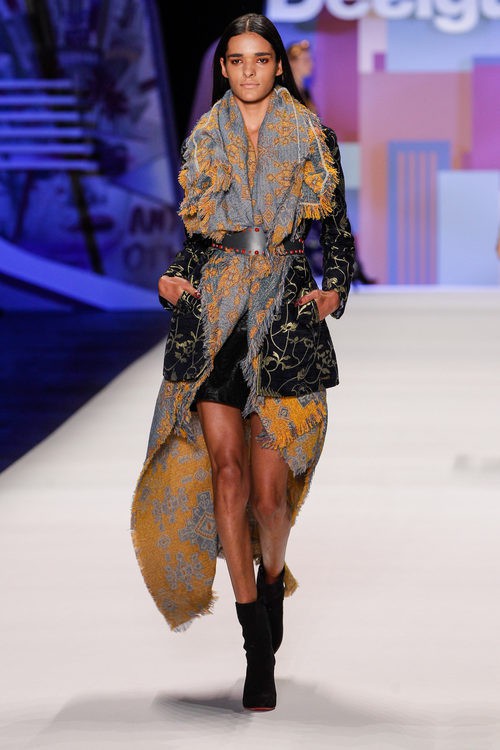 Abrigo corto con bordados y fular maxi de Desigual en la FW de Nueva York para otoño/invierno 2016/2017