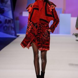 Conjunto rojo con boina de Desigual en la FW de Nueva York para otoño/invierno 2016/2017