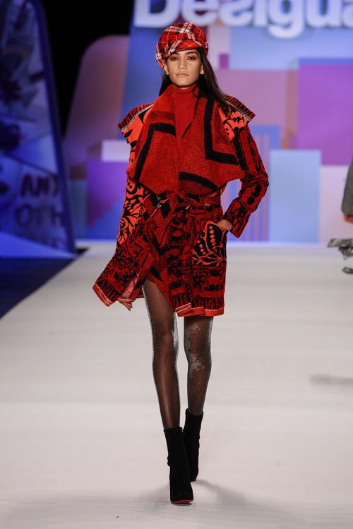 Conjunto rojo con boina de Desigual en la FW de Nueva York para otoño/invierno 2016/2017