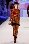 Conjunto anaranjado de inspiración hindú de Desigual en la FW de Nueva York para otoño/invierno 2016/2017