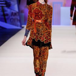 Conjunto anaranjado de inspiración hindú de Desigual en la FW de Nueva York para otoño/invierno 2016/2017