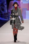 Abrigo gris asimétrico de Desigual en la FW de Nueva York para otoño/invierno 2016/2017