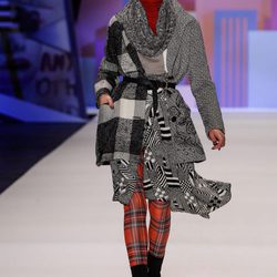 Abrigo gris asimétrico de Desigual en la FW de Nueva York para otoño/invierno 2016/2017
