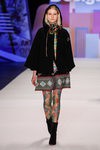 Capa de terciopelo con estampado hindú de Desigual en la FW de Nueva York para otoño/invierno 2016/2017