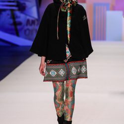 Capa de terciopelo con estampado hindú de Desigual en la FW de Nueva York para otoño/invierno 2016/2017