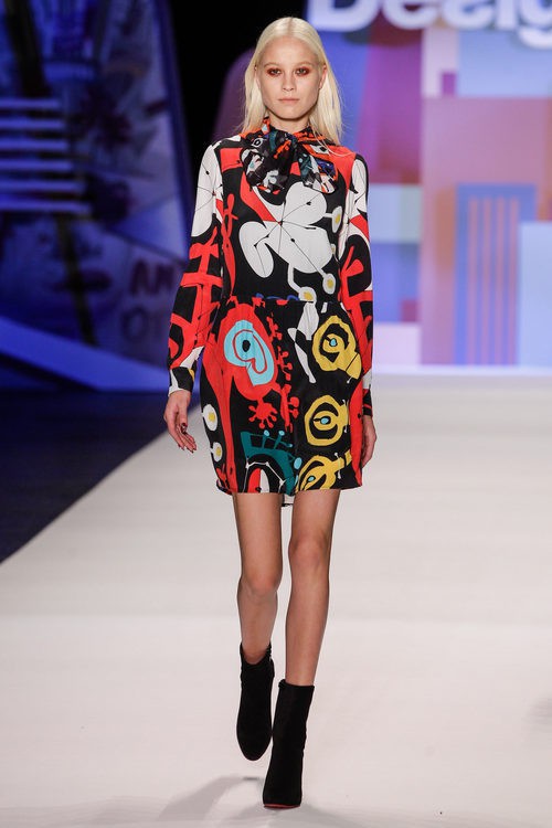 Vestido corto estampado abstracto de Desigual en la FW de Nueva York para otoño/invierno 2016/2017