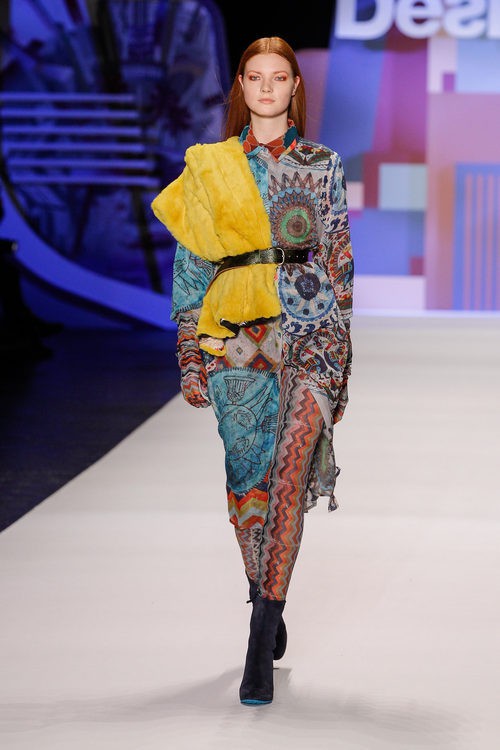 Mono largo con estampado hindú de Desigual en la FW de Nueva York para otoño/invierno 2016/2017