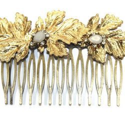Peineta dorada con perlas engarzadas de Alma Luzón para novias