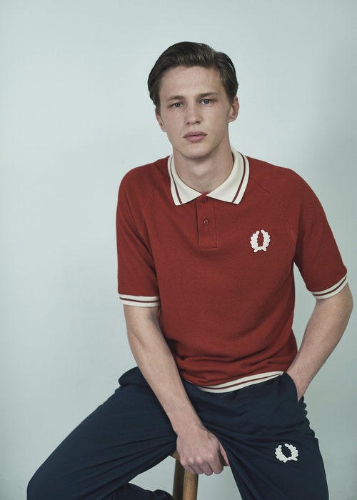 Polo rojo con logo y cuello en blanco de la colaboración Fred Perry x Nigel Cabourn