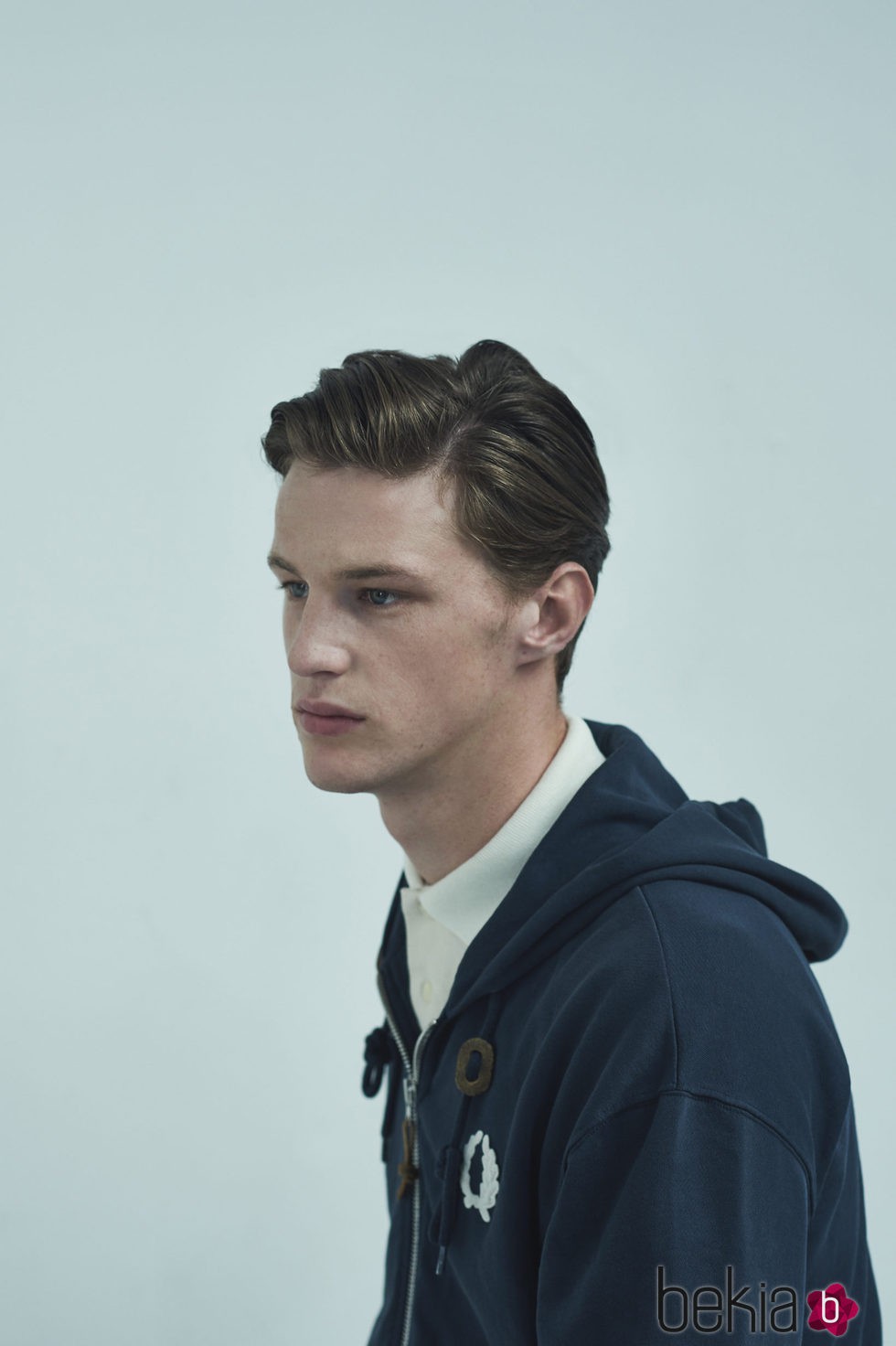 Polo azul con capucha de la colaboración Fred Perry x Nigel Cabourn