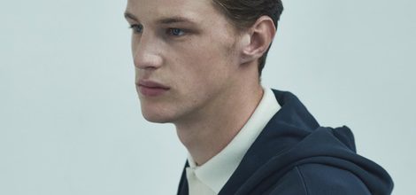 Polo azul con capucha de la colaboración Fred Perry x Nigel Cabourn
