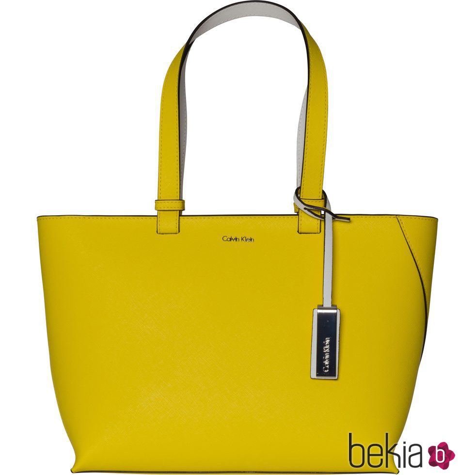 Bolso grande cuadrado amarillo de Calvin Klein para primavera/verano 2016