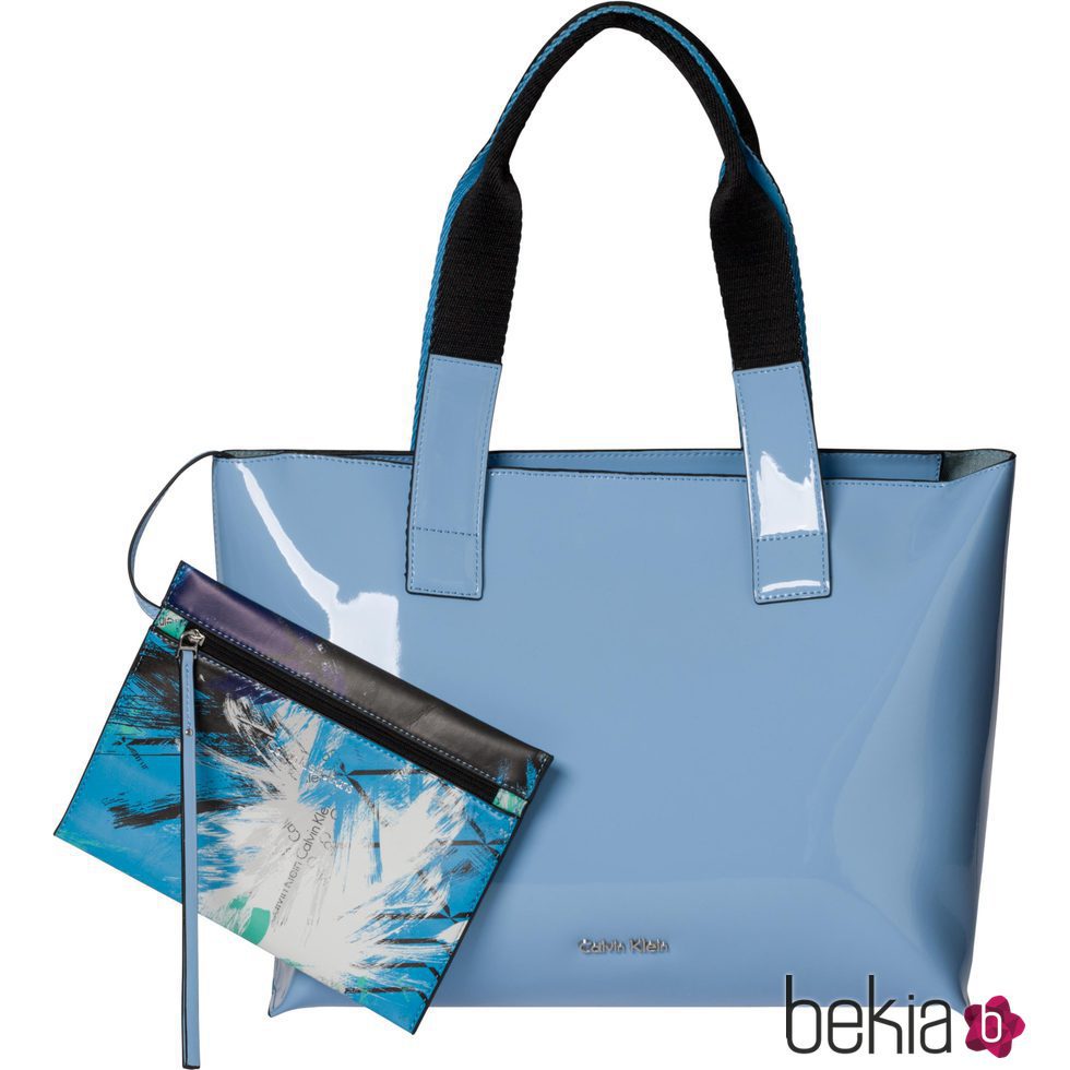 Bolso azul claro con monedero artístico de Calvin Klein para primavera/verano 2016
