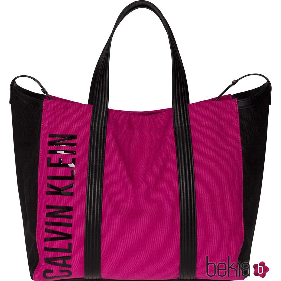 Bolso magenta estilo sport de Calvin Klein para primavera/verano 2016