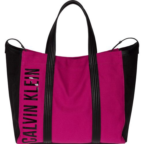 Bolso magenta estilo sport de Calvin Klein para primavera/verano 2016