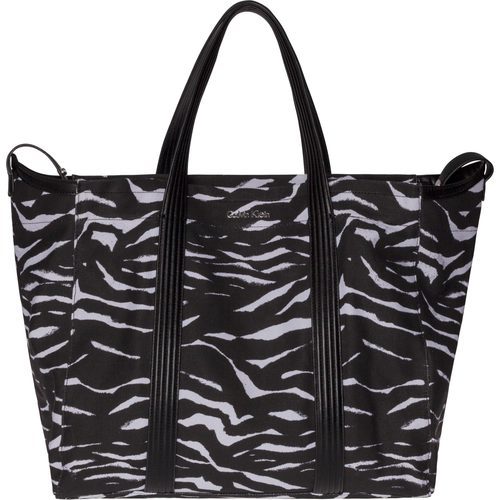 Bolso estampado cebra estilo sport de Calvin Klein para primavera/verano 2016