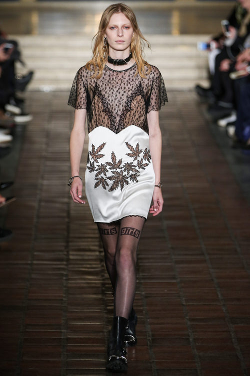 Vestido con estampado de hojas de marihuana de Alexander Wang en la New York Fashion Week para otoño/invierno 2016/2017