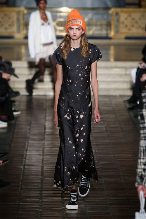 Vestido largo estampado de Alexander Wang en la New York Fashion Week para otoño/invierno 2016/2017