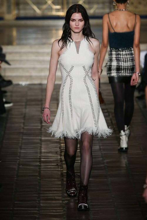 Vestido con flecos y detalles metalizados de Alexander Wang en la New York Fashion Week para otoño/invierno 2016/2017