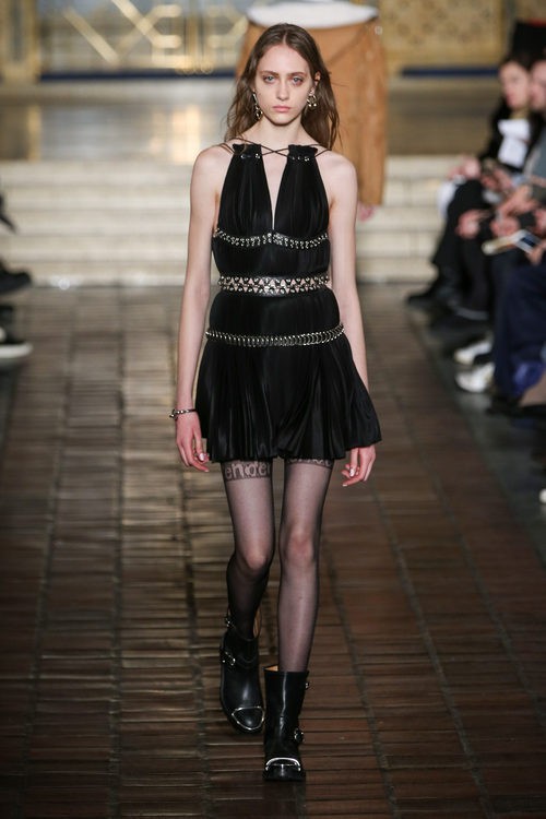 Vestido corto negro con detalles metalizados de Alexander Wang en la New York Fashion Week para otoño/invierno 2016/2017