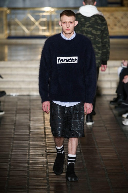 Jersey con mensaje y bermudas de Alexander Wang en la New York Fashion Week para otoño/invierno 2016/2017