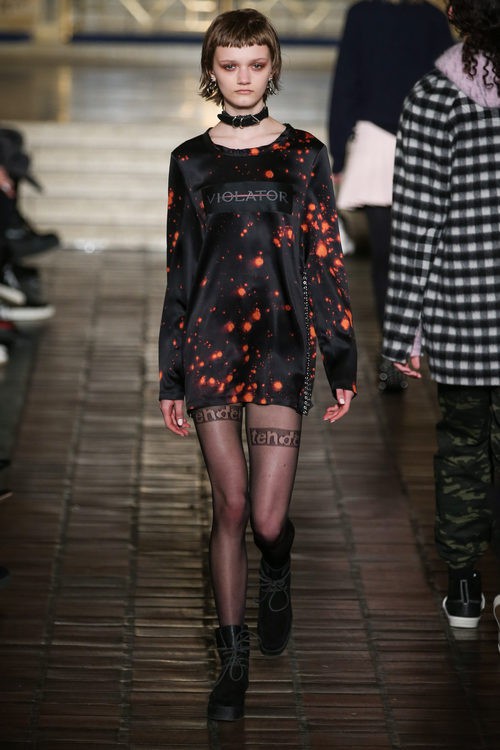 Vestido corto con estampado negro y rojo de Alexander Wang en la New York Fashion Week para otoño/invierno 2016/2017