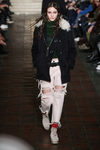 Abrigo y pantalones rotos de Alexander Wang en la New York Fashion Week para otoño/invierno 2016/2017