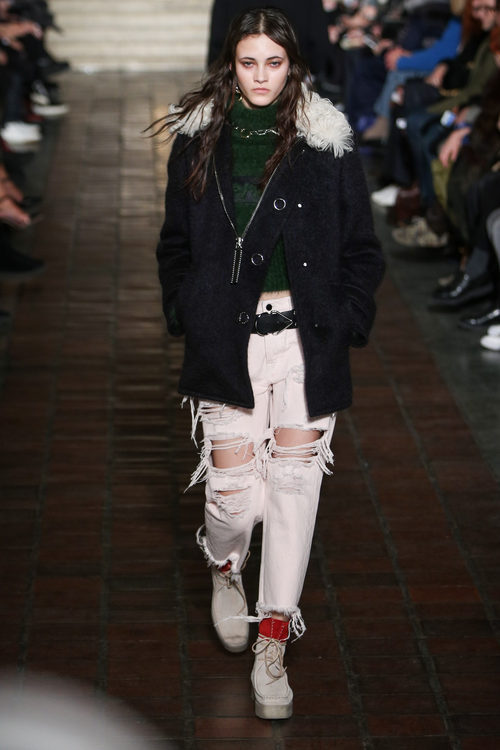 Abrigo y pantalones rotos de Alexander Wang en la New York Fashion Week para otoño/invierno 2016/2017