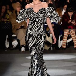 Vestido estampado y escote asimétrico de Christian Siriano en la Fashion Week de Nueva York para otoño/invierno 2016/2017