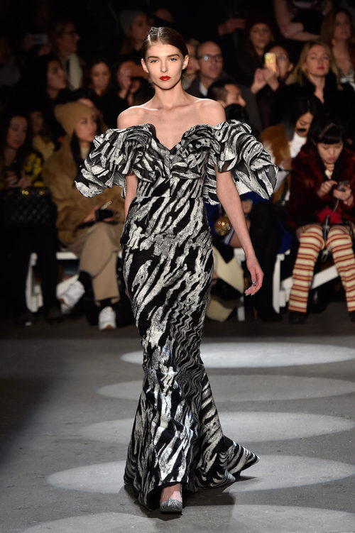 Vestido estampado y escote asimétrico de Christian Siriano en la Fashion Week de Nueva York para otoño/invierno 2016/2017