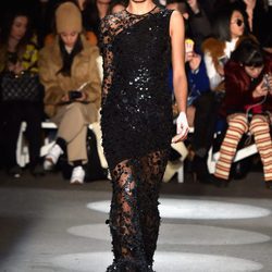 Vestido con transparencias y brillantes de Christian Siriano en la Fashion Week de Nueva York para otoño/invierno 2016/2017