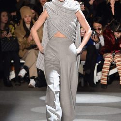 Bufanda efecto top de Christian Siriano en la Fashion Week de Nueva York para otoño/invierno 2016/2017
