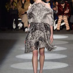 Vestido gris degradado con volúmenes de Christian Siriano en la Fashion Week de Nueva York para otoño/invierno 2016/2017