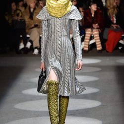 Look de lana en acabado crochet de Christian Siriano en la Fashion Week de Nueva York para otoño/invierno 2016/2017