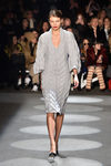 Vestido lana gris de Christian Siriano en la Fashion Week de Nueva York para otoño/invierno 2016/2017