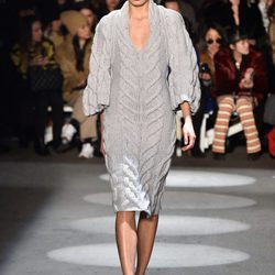 Vestido lana gris de Christian Siriano en la Fashion Week de Nueva York para otoño/invierno 2016/2017