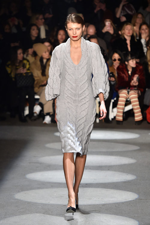 Vestido lana gris de Christian Siriano en la Fashion Week de Nueva York para otoño/invierno 2016/2017