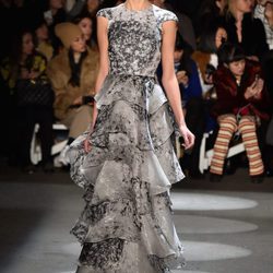 Vestido con falda de volantes degradado de Christian Siriano en la Fashion Week de Nueva York para otoño/invierno 2016/2017