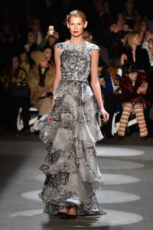 Vestido con falda de volantes degradado de Christian Siriano en la Fashion Week de Nueva York para otoño/invierno 2016/2017