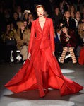 Abrigo efecto capa de Christian Siriano en la Fashion Week de Nueva York para otoño/invierno 2016/2017