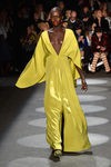 Vestido vaporoso amarillo de Christian Siriano en la Fashion Week de Nueva York para otoño/invierno 2016/2017